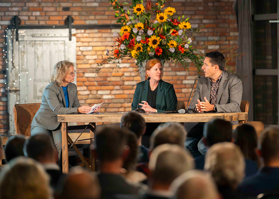 Dagvoorzitter Tineke Stuifzand, wethouder Linda Verduin en ondernemer Twan Hakvoort (foto Sjors Evers)
